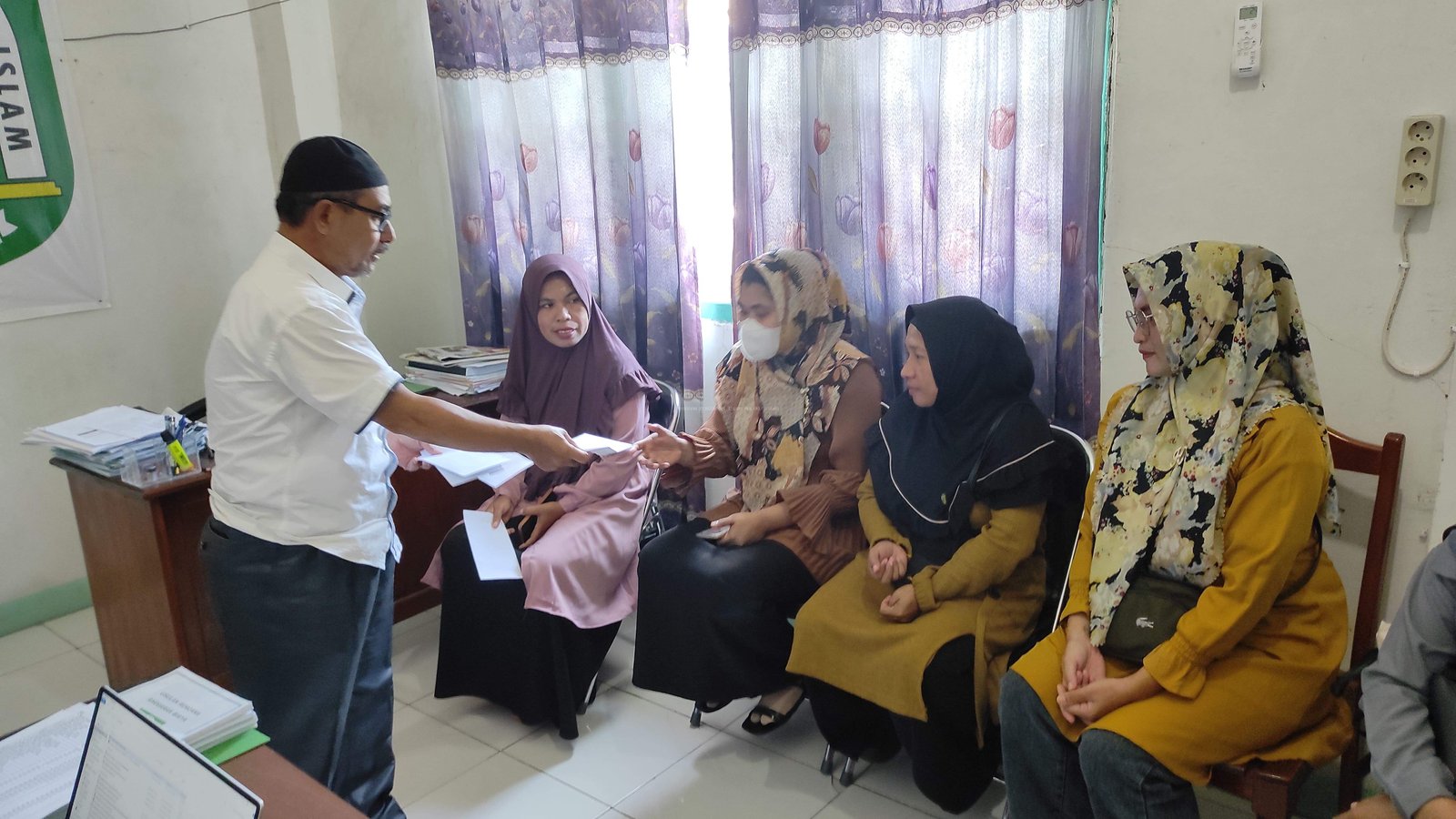 YPI Malut Bagikan THR bagi Guru Honorer